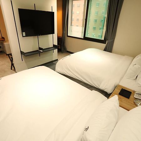 The First Hotel تَنوان المظهر الخارجي الصورة