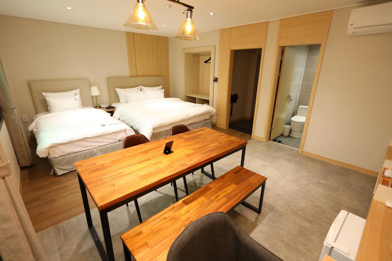 The First Hotel تَنوان المظهر الخارجي الصورة