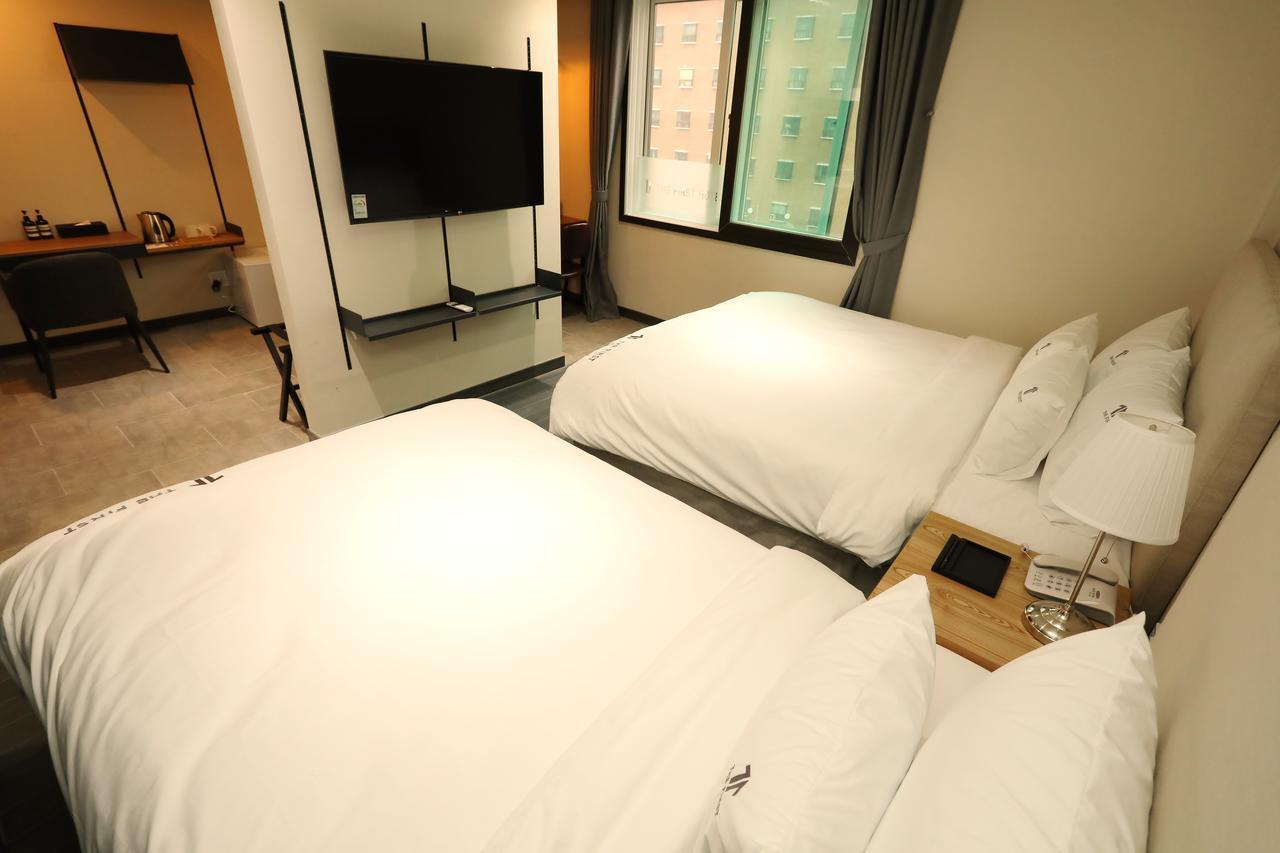 The First Hotel تَنوان المظهر الخارجي الصورة