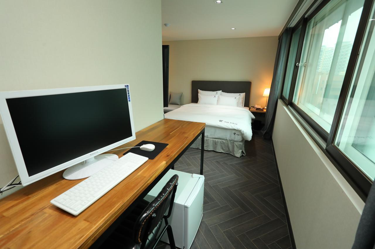 The First Hotel تَنوان المظهر الخارجي الصورة