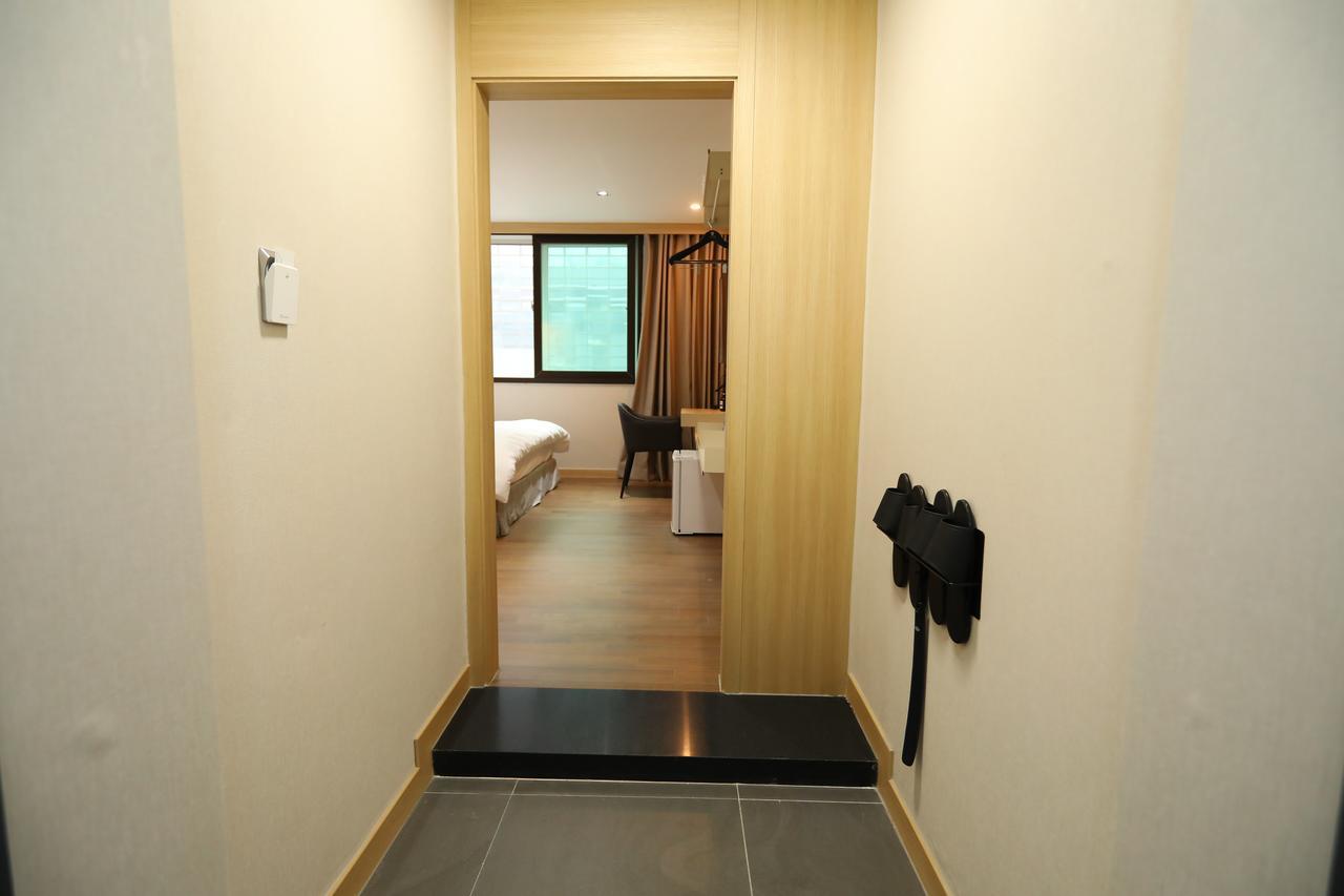 The First Hotel تَنوان المظهر الخارجي الصورة