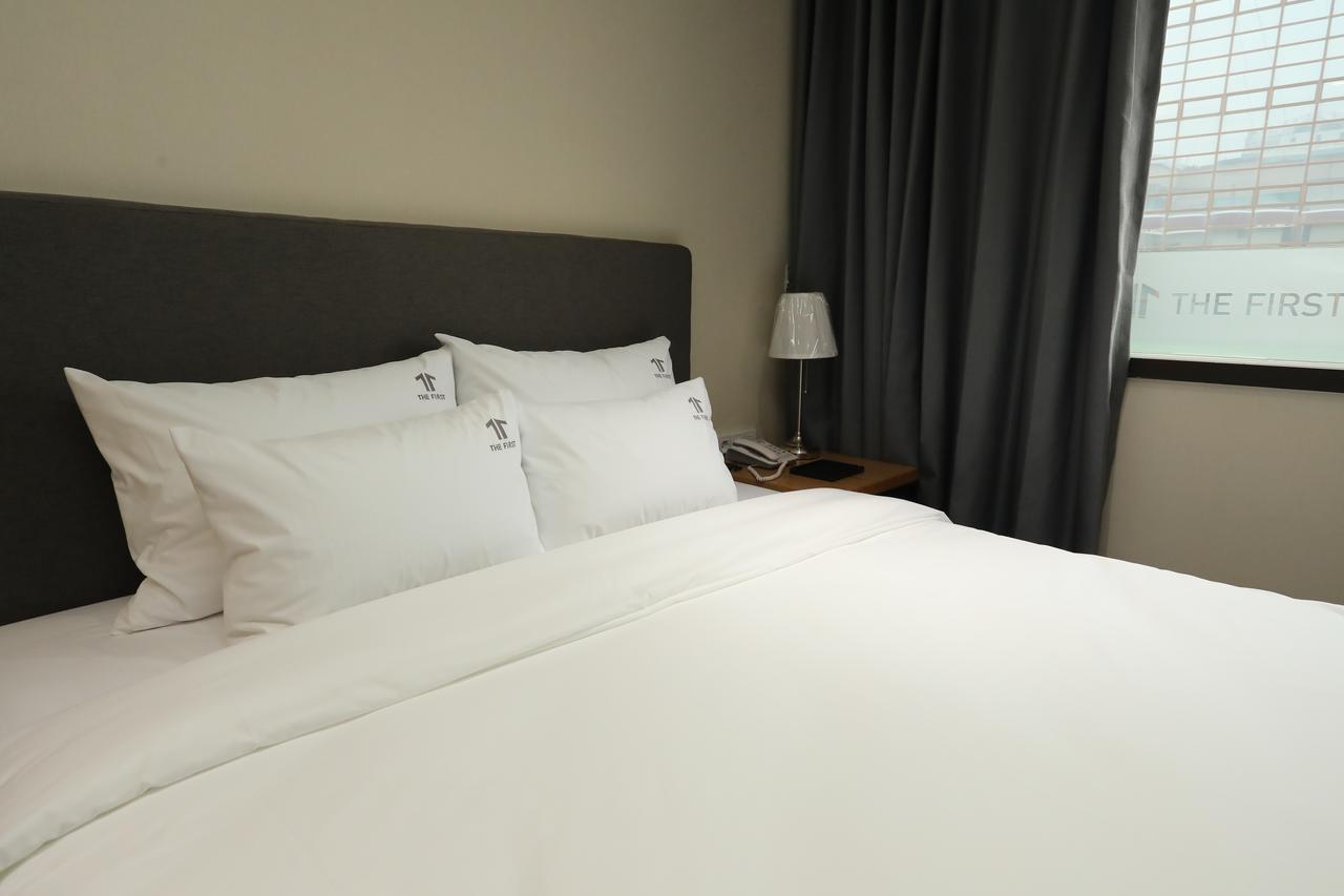 The First Hotel تَنوان المظهر الخارجي الصورة