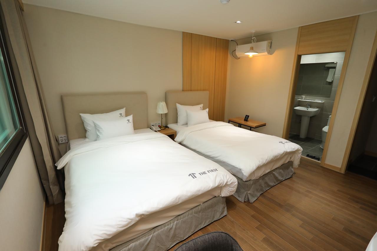 The First Hotel تَنوان المظهر الخارجي الصورة