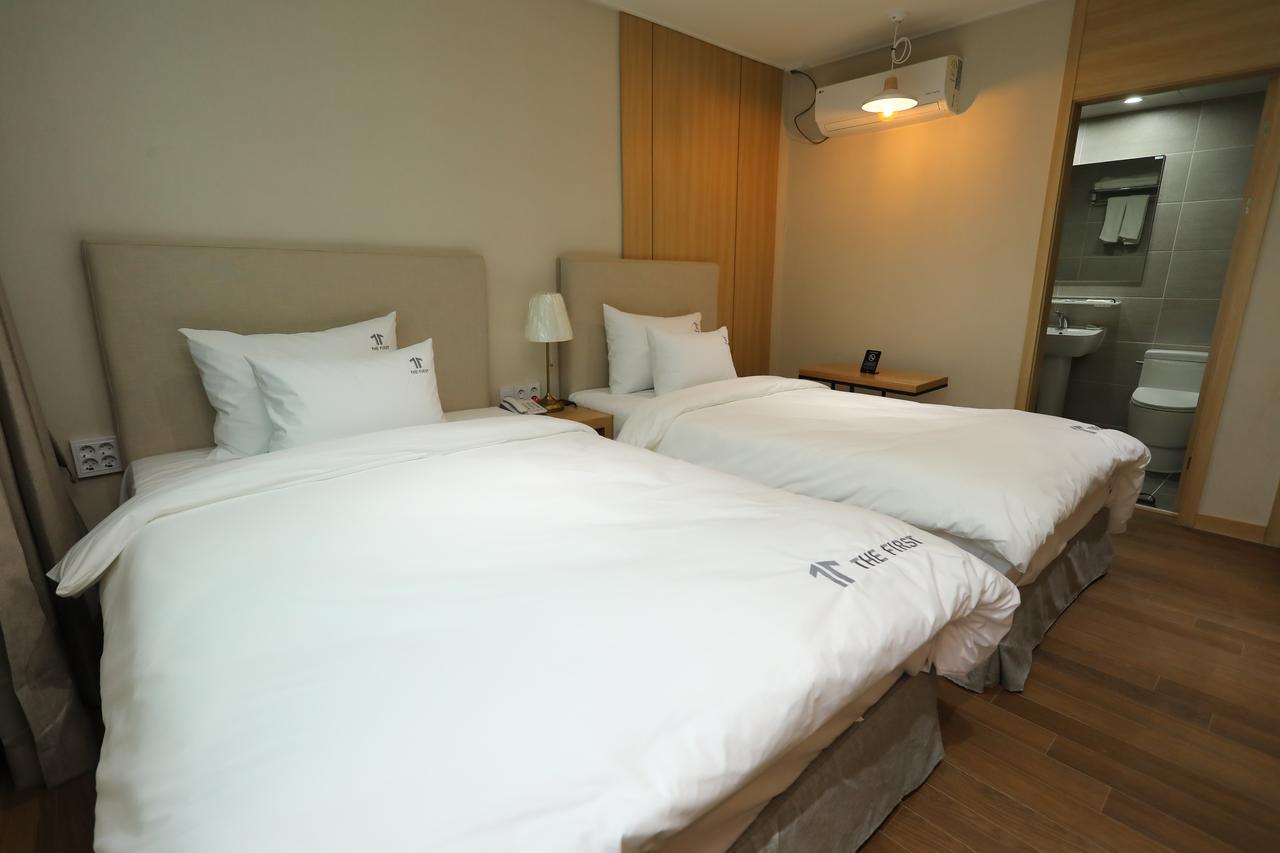 The First Hotel تَنوان المظهر الخارجي الصورة