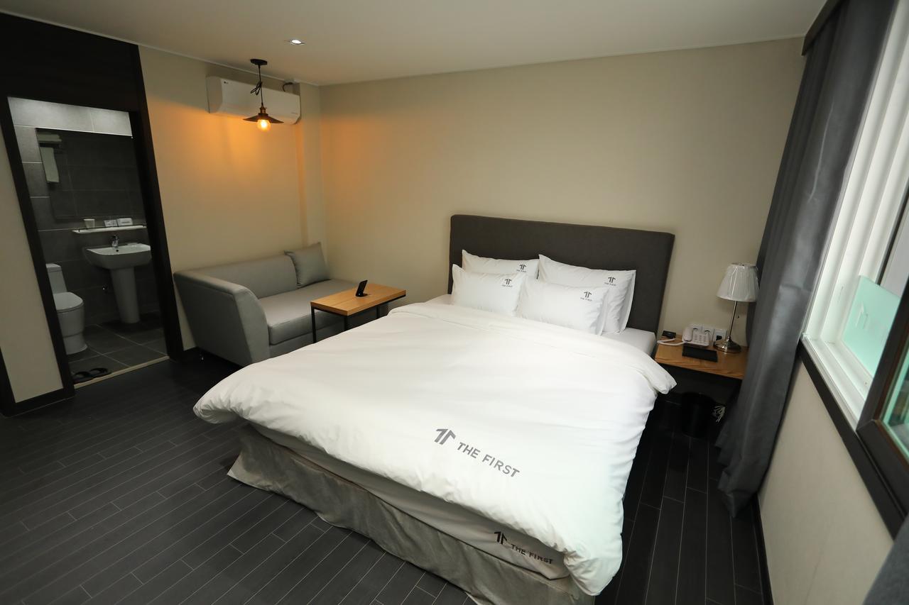 The First Hotel تَنوان المظهر الخارجي الصورة