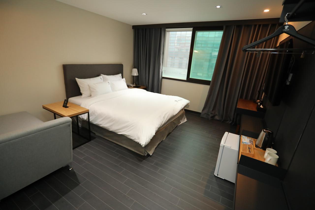 The First Hotel تَنوان المظهر الخارجي الصورة