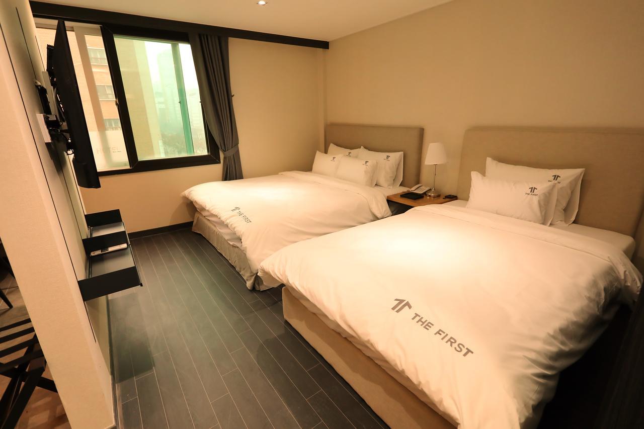 The First Hotel تَنوان المظهر الخارجي الصورة