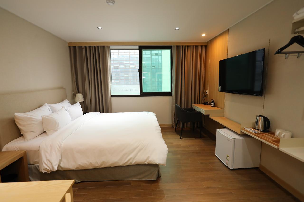 The First Hotel تَنوان المظهر الخارجي الصورة