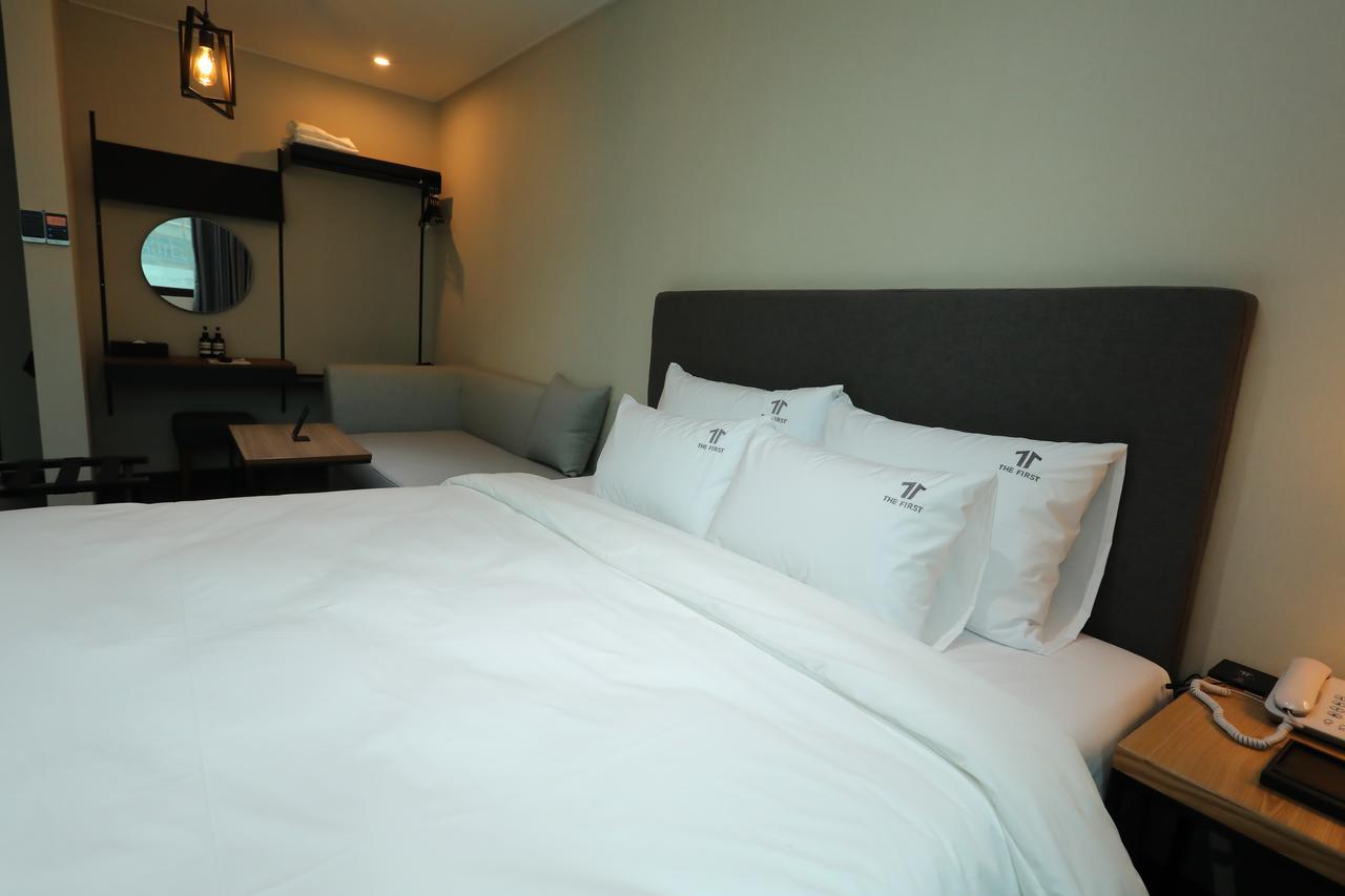 The First Hotel تَنوان المظهر الخارجي الصورة