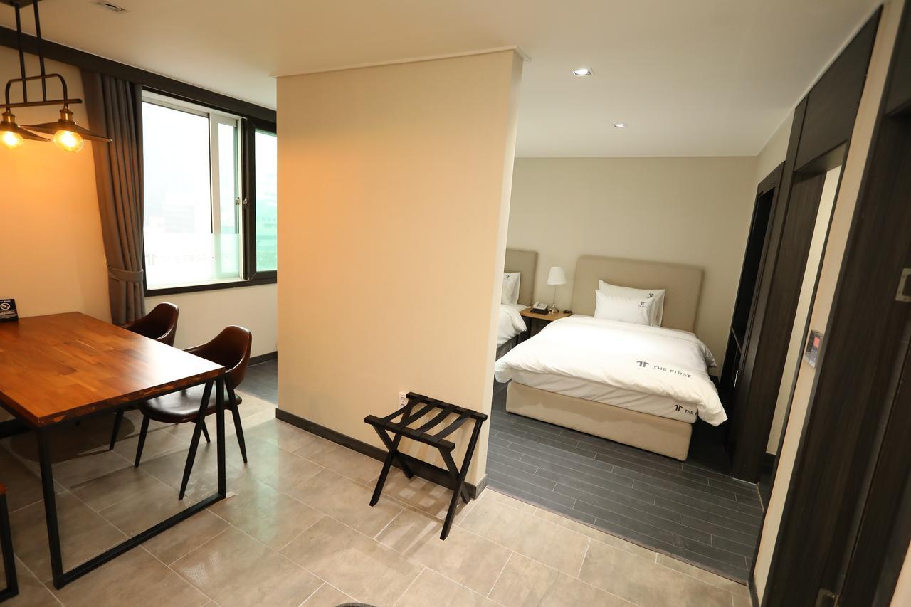 The First Hotel تَنوان المظهر الخارجي الصورة