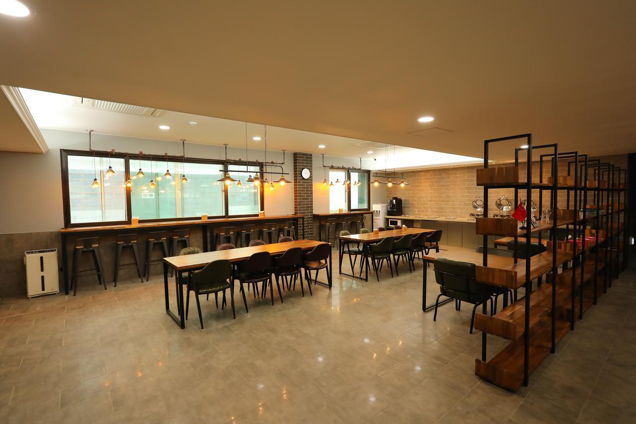 The First Hotel تَنوان المظهر الخارجي الصورة