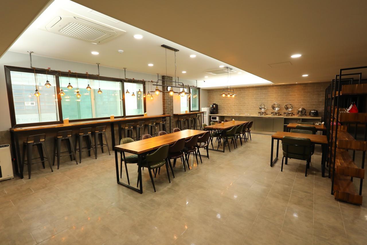 The First Hotel تَنوان المظهر الخارجي الصورة