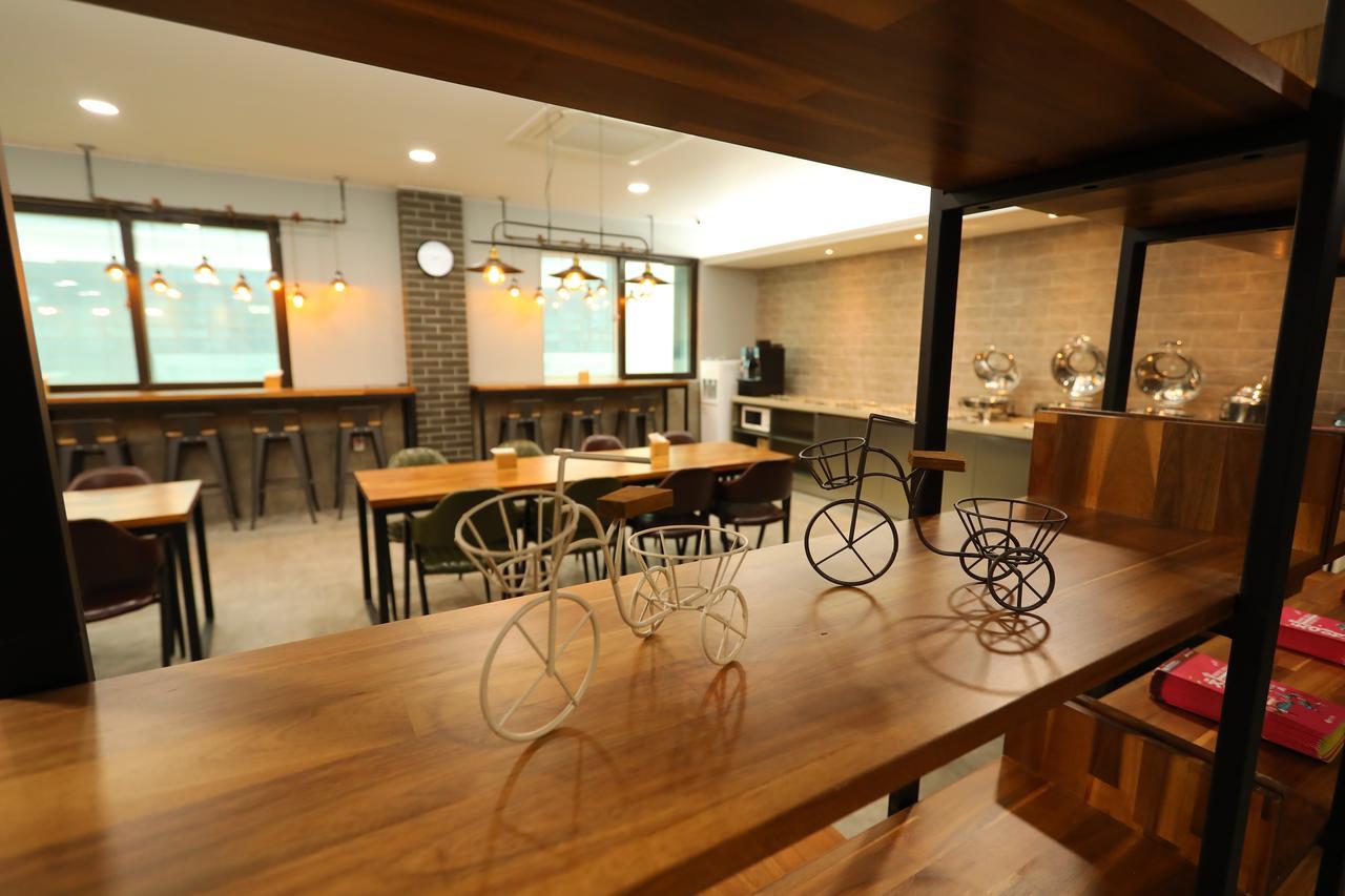 The First Hotel تَنوان المظهر الخارجي الصورة